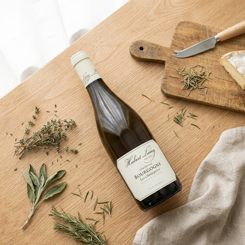 AI wine scene - 도멘 위베르 라미 부르고뉴 블랑 레 샤테네 2023