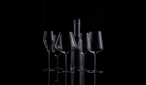 우아한 스템과 현대적인 디자인의 블랙 와인 글라스 세트.